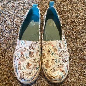 Limited edition TOMS sloth print shoes Y6